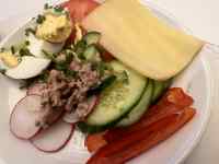 皿の上のサンドイッチとサラダ
AI 生成コンテンツは誤りを含む可能性があります。