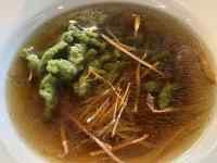 皿の上にあるスープ
AI 生成コンテンツは誤りを含む可能性があります。