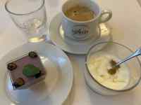 テーブル, 皿, カップ, 食品 が含まれている画像
AI 生成コンテンツは誤りを含む可能性があります。