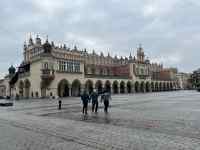 建物の前の広場にいる人
AI 生成コンテンツは誤りを含む可能性があります。