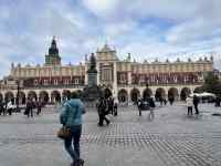 建物の上にある広場に集まる人々
AI 生成コンテンツは誤りを含む可能性があります。