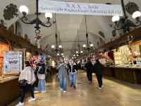 民衆, 立つ, 部屋, ウォーキング が含まれている画像
AI 生成コンテンツは誤りを含む可能性があります。