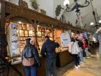 民衆, 立つ, ウォーキング, 建物 が含まれている画像
AI 生成コンテンツは誤りを含む可能性があります。