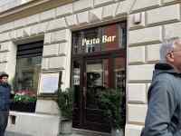 建物の前に立っている男性
AI 生成コンテンツは誤りを含む可能性があります。