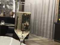 テーブルの上にあるワイングラス
AI 生成コンテンツは誤りを含む可能性があります。