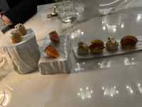 テーブル, 屋内, 座る, ケーキ が含まれている画像
AI 生成コンテンツは誤りを含む可能性があります。