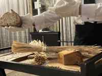 屋内, テーブル, キッチン, ケーキ が含まれている画像
AI 生成コンテンツは誤りを含む可能性があります。