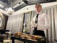 屋内, 男, 立つ, テーブル が含まれている画像
AI 生成コンテンツは誤りを含む可能性があります。