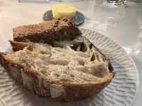 皿に盛られたパン
AI 生成コンテンツは誤りを含む可能性があります。