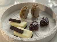 ケーキ, テーブル, チョコレート, 座る が含まれている画像
AI 生成コンテンツは誤りを含む可能性があります。