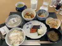 テーブルの上にあるいろんな料理
AI 生成コンテンツは誤りを含む可能性があります。