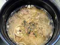 フライパンの中の料理
AI 生成コンテンツは誤りを含む可能性があります。