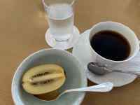 皿の上に置かれたコーヒーカップ
AI 生成コンテンツは誤りを含む可能性があります。