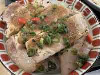 皿の上の料理
AI 生成コンテンツは誤りを含む可能性があります。