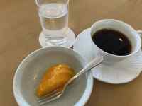 皿の上にあるコーヒー
AI 生成コンテンツは誤りを含む可能性があります。