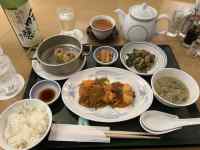 テーブルの上にあるいろんな料理
AI 生成コンテンツは誤りを含む可能性があります。