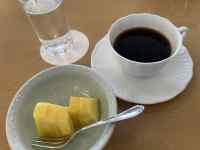 皿の上にあるコーヒー
AI 生成コンテンツは誤りを含む可能性があります。