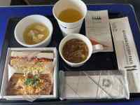 テーブルの上にあるいろんな食べ物
AI 生成コンテンツは誤りを含む可能性があります。