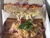 台の上にあるサンドイッチ
AI 生成コンテンツは誤りを含む可能性があります。