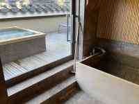 屋内, 窓, ベッド, 木製 が含まれている画像
AI 生成コンテンツは誤りを含む可能性があります。