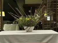 屋内, テーブル, 建物, 座る が含まれている画像
AI 生成コンテンツは誤りを含む可能性があります。