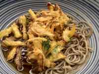 皿の上にあるパスタ
AI 生成コンテンツは誤りを含む可能性があります。