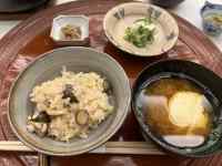 テーブルの上の食事
AI 生成コンテンツは誤りを含む可能性があります。