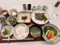 テーブルの上にあるいろんな食べ物
AI 生成コンテンツは誤りを含む可能性があります。