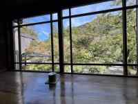 建物, 窓, 水, 屋内 が含まれている画像
AI 生成コンテンツは誤りを含む可能性があります。