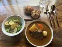 テーブルの上の食事
AI 生成コンテンツは誤りを含む可能性があります。