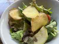 皿の上にあるサラダ
AI 生成コンテンツは誤りを含む可能性があります。