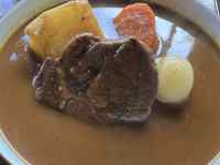 皿の上のシチュー
AI 生成コンテンツは誤りを含む可能性があります。