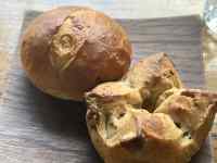 食品, パン, テーブル, 座る が含まれている画像
AI 生成コンテンツは誤りを含む可能性があります。