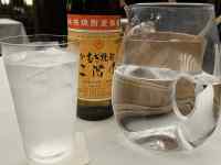 テーブルの上に置かれた飲み物
AI 生成コンテンツは誤りを含む可能性があります。