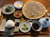 テーブルの上にあるいろんな食べ物
AI 生成コンテンツは誤りを含む可能性があります。