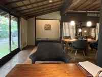 木製テーブルの上に置かれている部屋
AI 生成コンテンツは誤りを含む可能性があります。