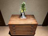 木製テーブルの上に置かれた花瓶
AI 生成コンテンツは誤りを含む可能性があります。