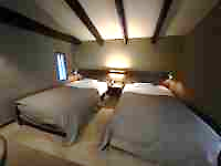 ベッドのある部屋
AI 生成コンテンツは誤りを含む可能性があります。