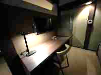 暗い部屋の中にいる
AI 生成コンテンツは誤りを含む可能性があります。