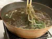 鍋に入ったスープ
AI 生成コンテンツは誤りを含む可能性があります。