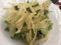 皿の上のサンドイッチとサラダ
AI 生成コンテンツは誤りを含む可能性があります。