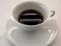 皿の上に置かれたコーヒーカップ
AI 生成コンテンツは誤りを含む可能性があります。