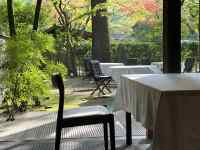 テーブル, 窓, 眺め, 建物 が含まれている画像
AI 生成コンテンツは誤りを含む可能性があります。