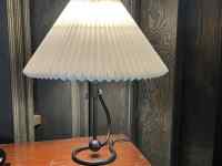 木製テーブルの上に置いてあるランプ
AI 生成コンテンツは誤りを含む可能性があります。