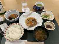 テーブルの上にあるいろんな食べ物
AI 生成コンテンツは誤りを含む可能性があります。