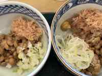 ボウルに入った料理
AI 生成コンテンツは誤りを含む可能性があります。