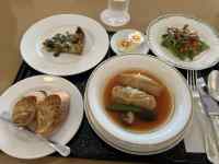 テーブルの上にある料理
AI 生成コンテンツは誤りを含む可能性があります。