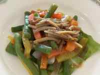 皿の上にあるサラダ
AI 生成コンテンツは誤りを含む可能性があります。