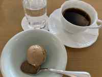 皿の上に置かれたコーヒーカップ
AI 生成コンテンツは誤りを含む可能性があります。