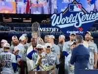 群衆の前に立っている男性
AI 生成コンテンツは誤りを含む可能性があります。